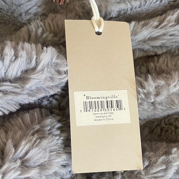 NWT Luxurious Pink Tassel Accent Pillow - Picture 3 of 5